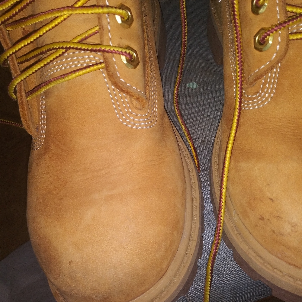 Youth timberlands boots size 2 medium.